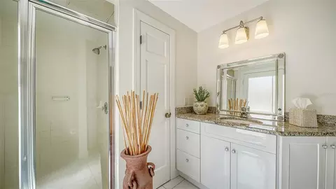 Bath - 61 Bayhead Ln, Osprey, FL 34229 photo 5 of 7