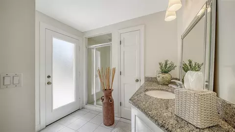 Bath - 61 Bayhead Ln, Osprey, FL 34229 photo 4 of 7