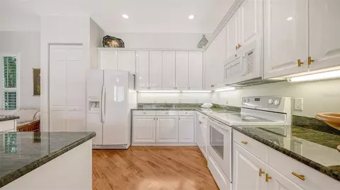 Kitchen - 61 Bayhead Ln, Osprey, FL 34229 photo 6 of 7