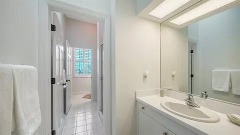 Bath - 61 Bayhead Ln, Osprey, FL 34229 photo 6 of 7
