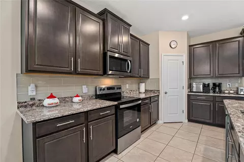 Kitchen - 16478 Woodside Gln, Parrish, FL 34219 photo 6 of 7