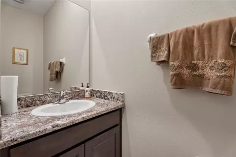 Bath - 16478 Woodside Gln, Parrish, FL 34219 photo 2 of 4
