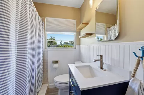Bath - 2400 Pine Ct, Nokomis, FL 34275 photo 2 of 2
