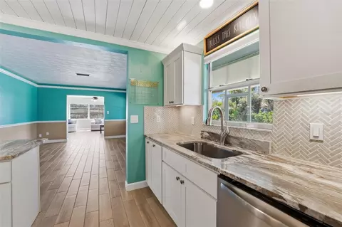 Kitchen - 2400 Pine Ct, Nokomis, FL 34275 photo 4 of 4
