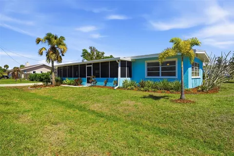 2400 Pine Ct, Nokomis, FL 34275