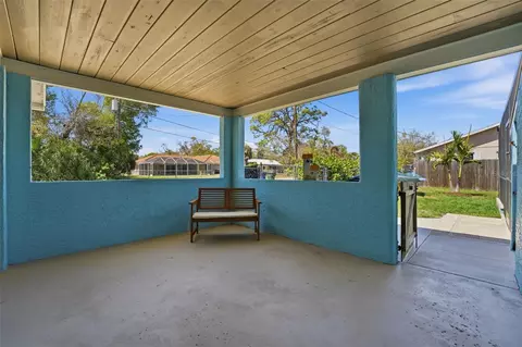 Exterior - 2400 Pine Ct, Nokomis, FL 34275 photo 7 of 15