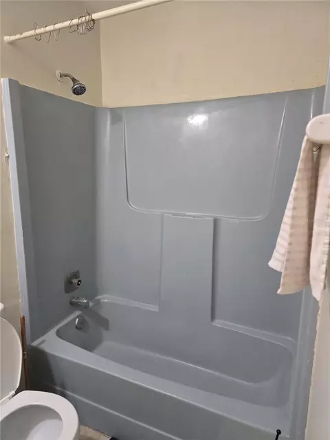 Bath - 208 58th Ave E, Bradenton, FL 34203 photo 1 of 2