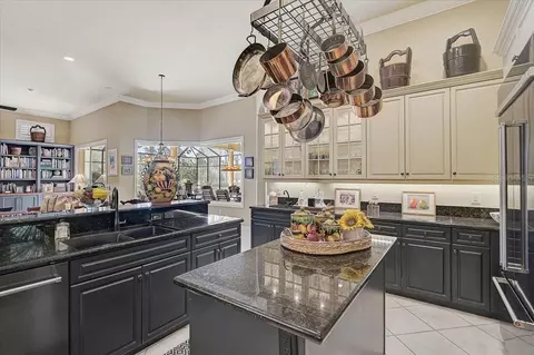 Kitchen - 448 E Macewen Dr, Osprey, FL 34229 photo 5 of 6