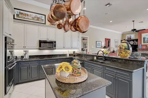 Kitchen - 448 E Macewen Dr, Osprey, FL 34229 photo 4 of 6