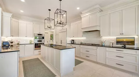 Kitchen - 434 Macewen Dr, Osprey, FL 34229 photo 2 of 7