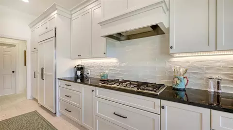 Kitchen - 434 Macewen Dr, Osprey, FL 34229 photo 6 of 7