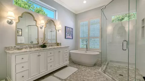 Bath - 434 Macewen Dr, Osprey, FL 34229 photo 1 of 4
