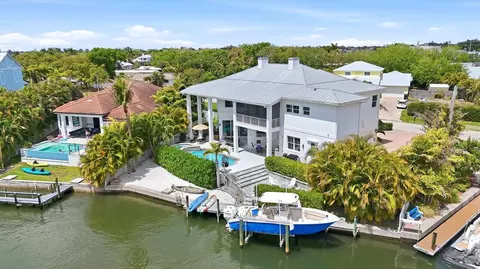 7755 Holiday Dr N, Sarasota, FL 34231