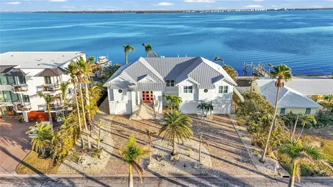 635 Key Royale Dr, Holmes Beach, FL 34217