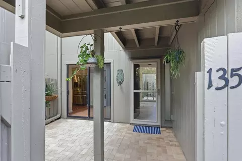 135 Woodland Pl, Osprey, FL 34229