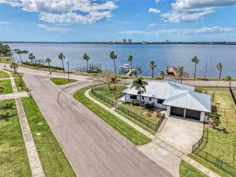 1822 Riverside Dr E, Bradenton, FL 34208