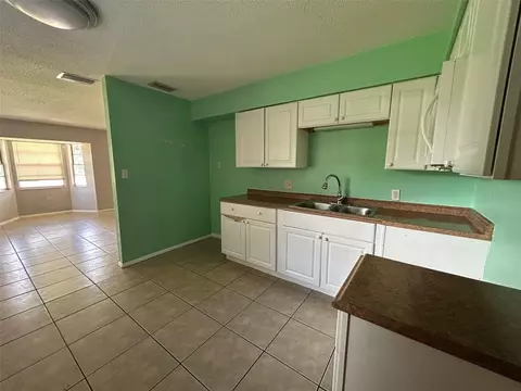 Kitchen - 1031 30th Ave E, Bradenton, FL 34208 photo 4 of 4
