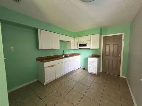 Kitchen - 1031 30th Ave E, Bradenton, FL 34208 photo 3 of 4