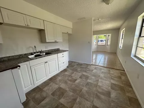 Kitchen - 1031 30th Ave E, Bradenton, FL 34208 photo 2 of 4