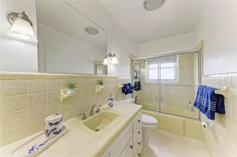 Bath - 2811 33rd Ave W, Bradenton, FL 34205 photo 1 of 1