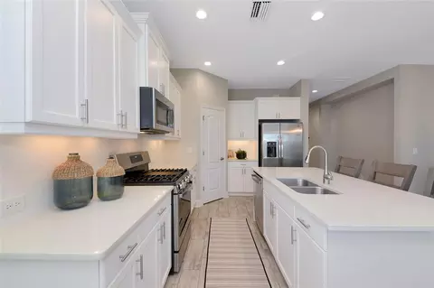 Kitchen - 4815 Deep Creek Ter, Parrish, FL 34219 photo 4 of 6