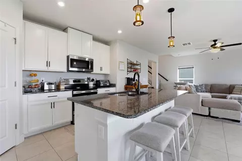 Kitchen - 11016 Daybreak Gln, Parrish, FL 34219 photo 4 of 5