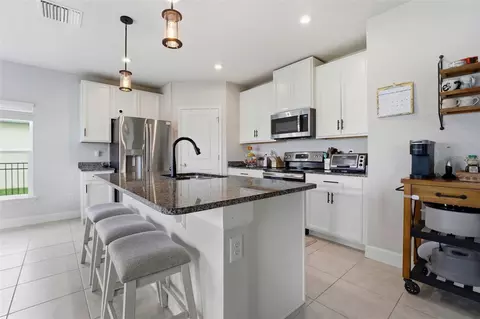 Kitchen - 11016 Daybreak Gln, Parrish, FL 34219 photo 3 of 5