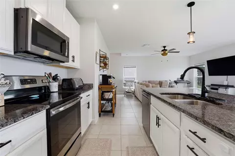 Kitchen - 11016 Daybreak Gln, Parrish, FL 34219 photo 5 of 5