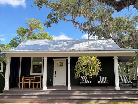 217 9th St E, Bradenton, FL 34208