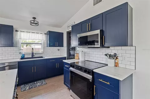 Kitchen - 1620 SE Haven Dr, Arcadia, FL 34266 photo 4 of 5