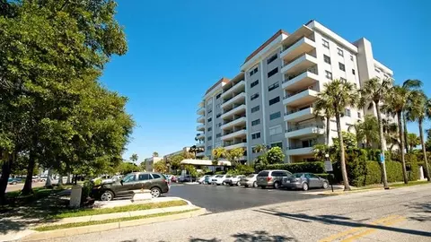 1400 Barcarrota Blvd #201, Bradenton, FL 34205