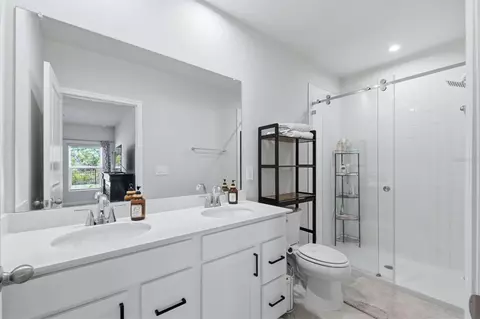 Bath - 806 170th Ct E, Bradenton, FL 34212 photo 1 of 2