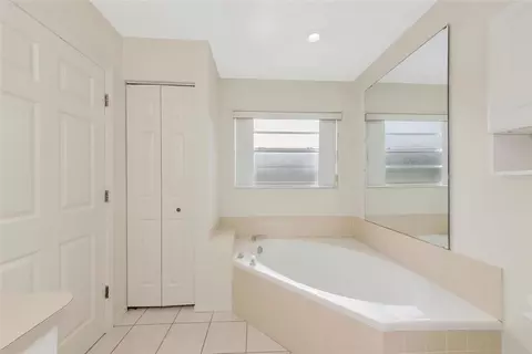 Bath - 5615 18th Ave E, Bradenton, FL 34208 photo 3 of 5