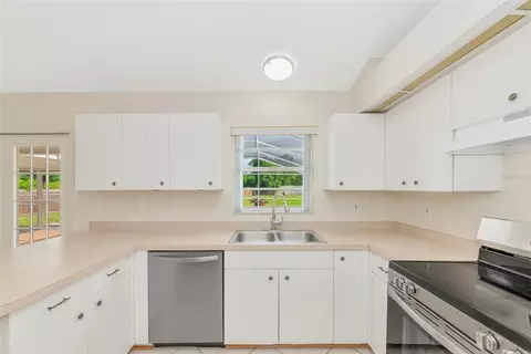Kitchen - 5615 18th Ave E, Bradenton, FL 34208 photo 3 of 5