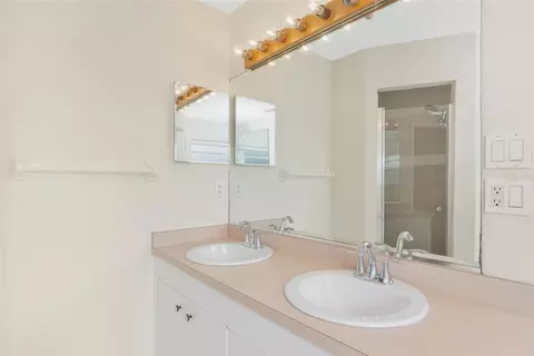 Bath - 5615 18th Ave E, Bradenton, FL 34208 photo 1 of 5
