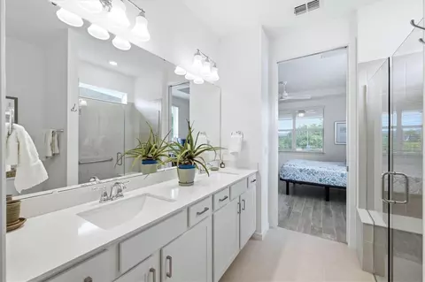 Bath - 8706 Ocean Tides Cv, Parrish, FL 34219 photo 2 of 3