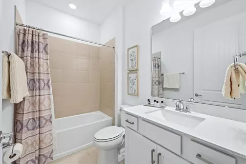 Bath - 8706 Ocean Tides Cv, Parrish, FL 34219 photo 3 of 3