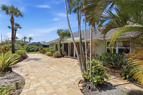 Exterior - 5207 86th Street Ct W, Bradenton, FL 34210 photo 6 of 9