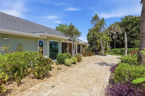 Exterior - 5207 86th Street Ct W, Bradenton, FL 34210 photo 7 of 9