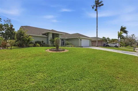 Exterior - 5207 86th Street Ct W, Bradenton, FL 34210 photo 4 of 9