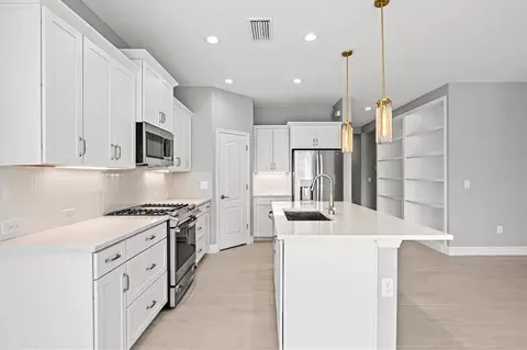 Kitchen - 3714 Woodmont Dr, Parrish, FL 34219 photo 7 of 8