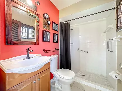 Bath - 4523 W Independence Dr, Bradenton, FL 34210 photo 1 of 2