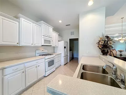 Kitchen - 8721 Stone Harbour Loop, Bradenton, FL 34212 photo 2 of 6