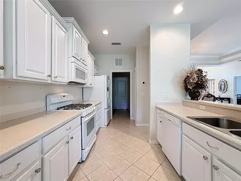 Kitchen - 8721 Stone Harbour Loop, Bradenton, FL 34212 photo 4 of 6