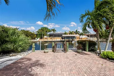 Exterior - 5007 Bimini Dr, Bradenton, FL 34210 photo 3 of 11