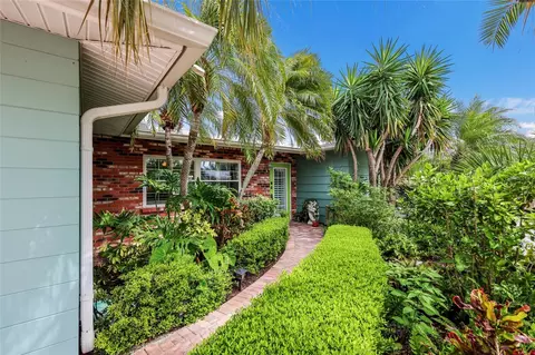 Exterior - 5007 Bimini Dr, Bradenton, FL 34210 photo 2 of 11
