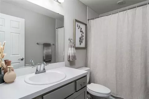 Bath - 16110 67th Ct E, Parrish, FL 34219 photo 2 of 3