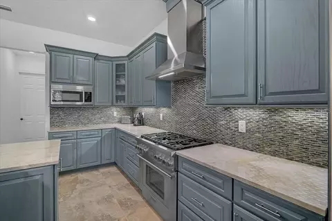 Kitchen - 113 Burney Rd, Osprey, FL 34229 photo 2 of 5