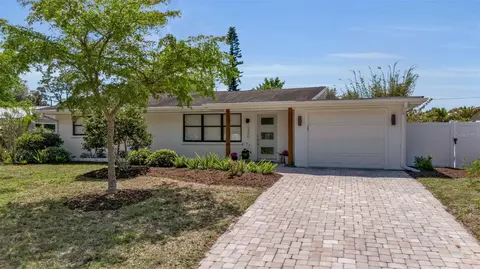 2440 Valencia Dr, Sarasota, FL 34239