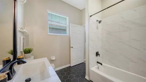 Bath - 12554 Cara Cara Loop, Bradenton, FL 34212 photo 4 of 5